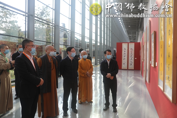 8-王作安副部长参观中国佛学院新校区落成启用仪式书画展.jpg