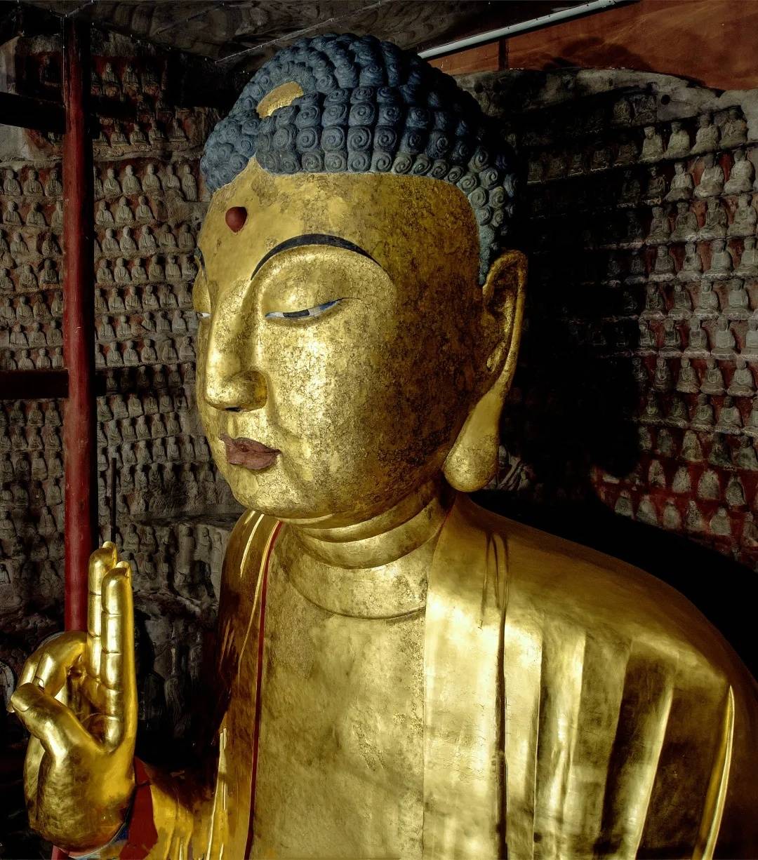 释迦牟尼佛居于寺内北岩峭壁正中，头部至肩为圆雕。