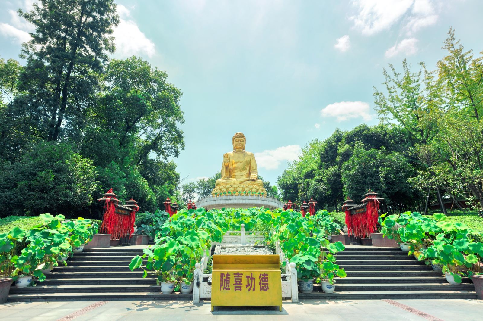 华岩寺金身大佛 ,于2005年建成。佛像为:释迦摩尼佛