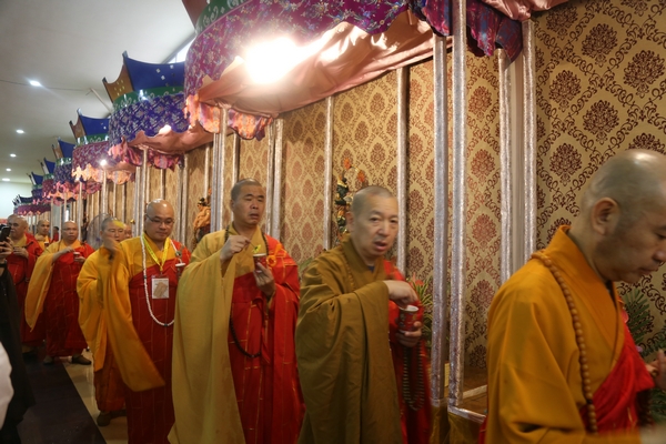 圣辉大和尚率团出席新加坡佛教总会在毗卢寺举办的纪念新加坡开埠200周年启建护国祈福供佛斋僧大典 (28).JPG