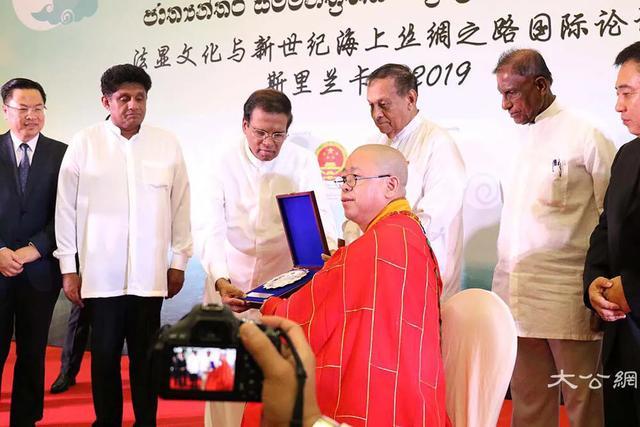 纯一大和尚获颁斯里兰卡国际法显文化贡献奖及荣誉勋章