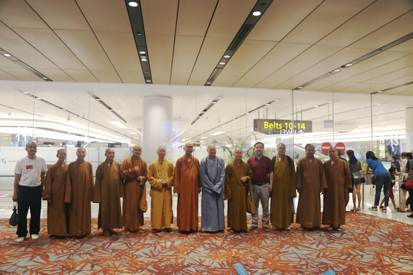 圣辉大和尚率团出席新加坡佛教总会在毗卢寺举办的纪念新加坡开埠200周年启建护国祈福供佛斋僧大典 (2).JPG