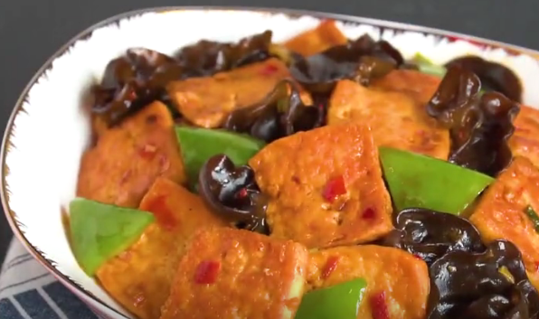 黑木耳炒豆腐的做法