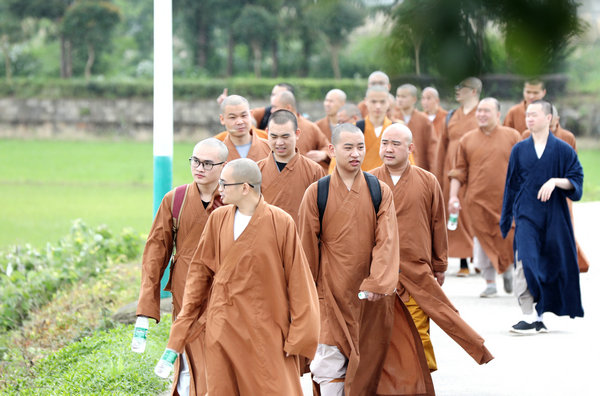 2020年度圣辉大和尚带领湖南佛学院学生到长沙金井九溪古寺插秧体验农禅并重 (1).JPG