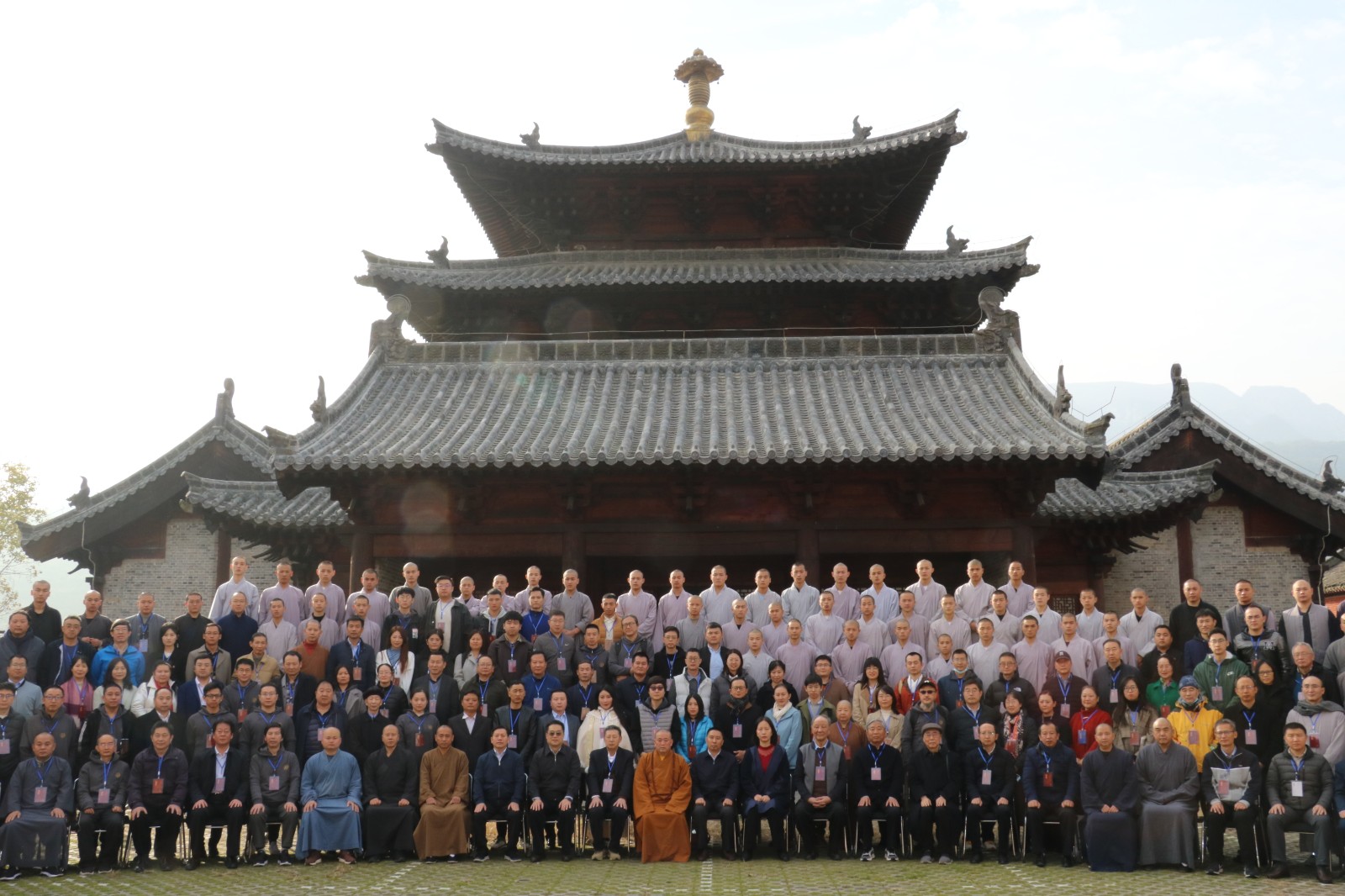 09-与会嘉宾欢喜合影.JPG 09-与会嘉宾欢喜合影.JPG