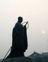 大慈恩寺南门外玄奘法师雕像 大慈恩寺南门外玄奘法师雕像